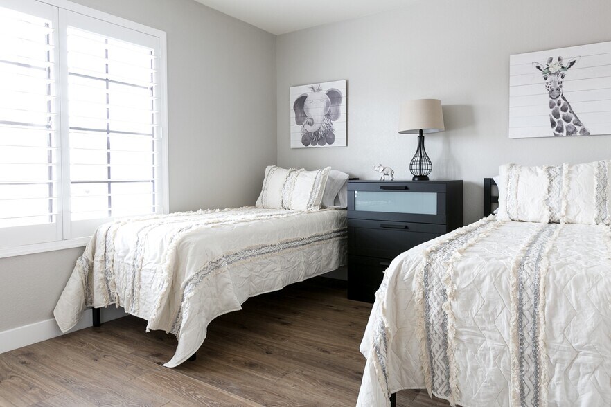 4th bedroom w 2 twin beds - 413 E Harwell Rd