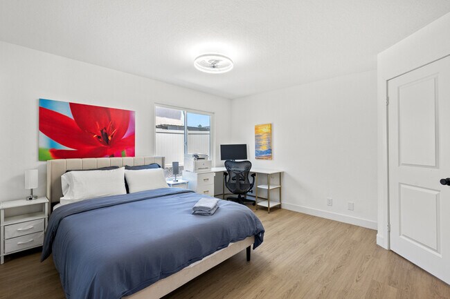 Building Photo - Luxe Spacious Home Near Parks Fully Equipped