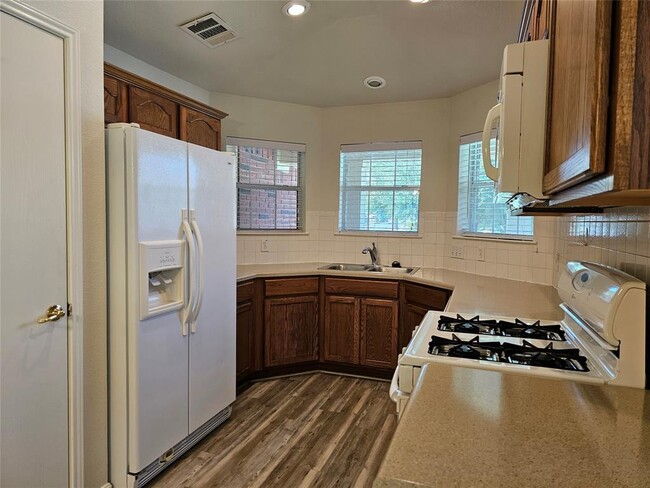 Building Photo - 5605 Bentsen Ln