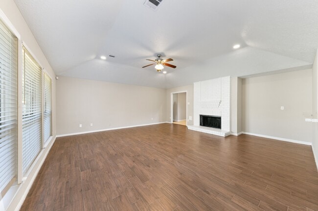 Building Photo - 802 Foxglove Dr