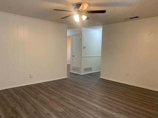 Building Photo - Move in ready! 3 Bedroom, 2 Full Bath Home...