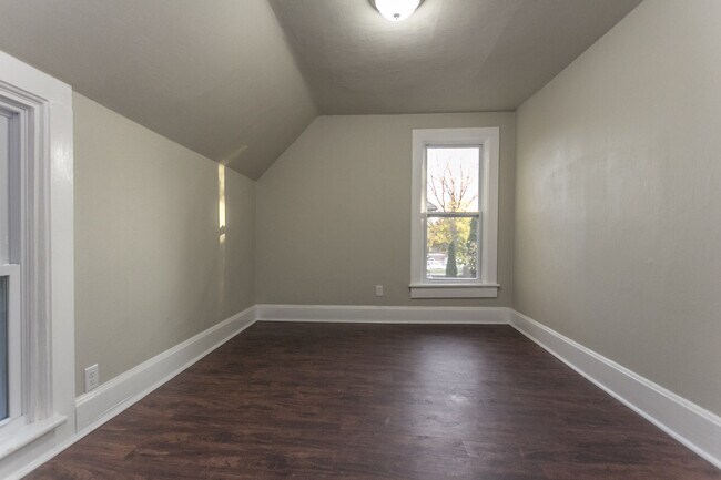 Building Photo - 5 Bedrooms, 2 Bathrooms - Near Drake