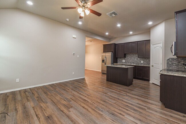Building Photo - 15633 Sycamore Dr