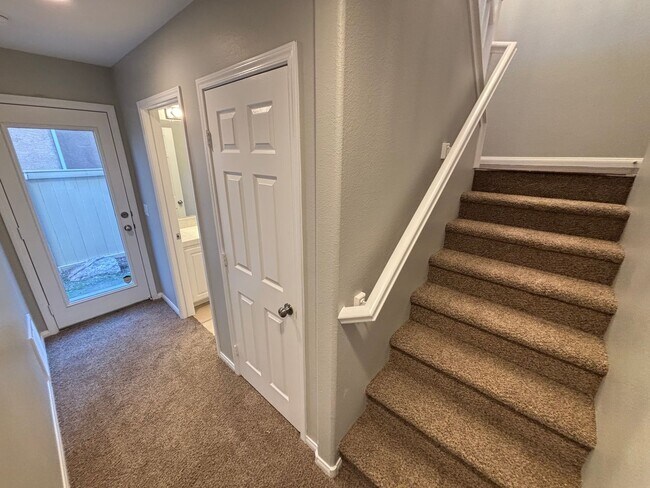 Building Photo - Beautiful Trilevel 3 Bed/3bath/2 car home located in Northwest Las Vegas --Enjoy Rent-Free Holidays!