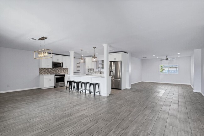 Building Photo - 3046 E Glenrosa Ave