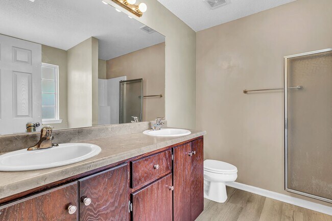 Building Photo - 3 Bedroom 2 Bathroom Home in Hampton Place...