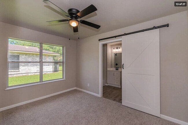 Building Photo - 3828 Anderson Villa
