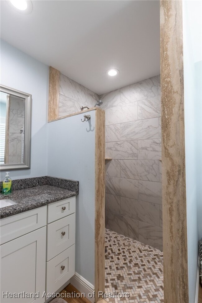 Building Photo - 102 Squirrel Point