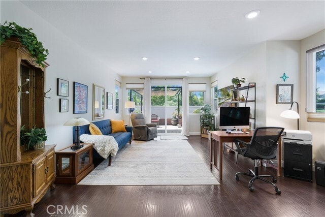 Building Photo - 2 Vía Entrada