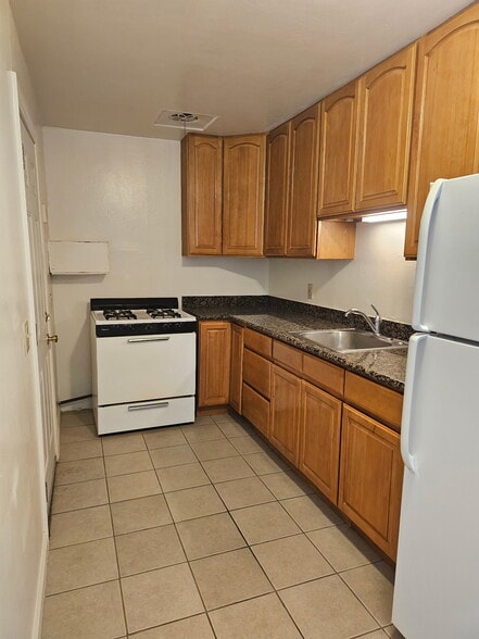 Building Photo - 836 Adams St