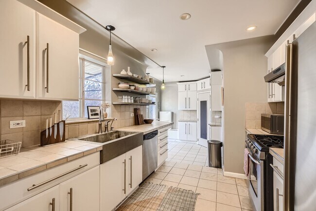 Building Photo - Fantastic 2 bedroom Remolded Ranch in Mayf...
