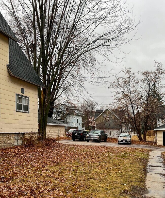 Building Photo - 526 S Webster Ave