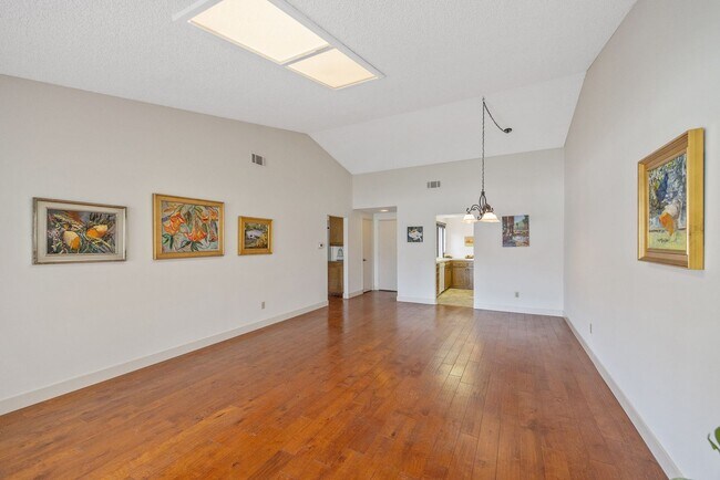 Building Photo - 2 bedroom and 2 bathroom |Leisure Village ...