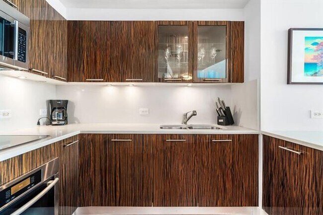 Building Photo - 6899 Collins Ave