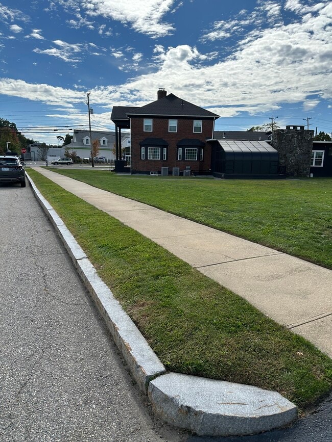 Building Photo - 10 Wampanoag Trl