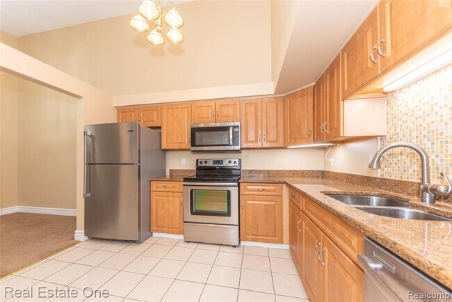 Building Photo - 61186 Greenwood Dr