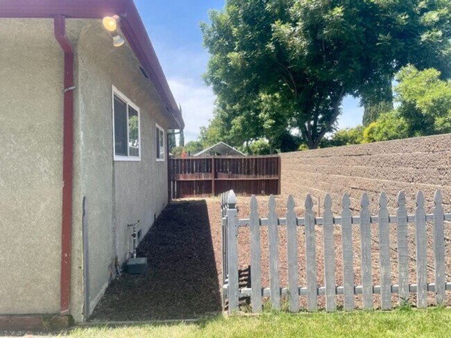 Building Photo - Charming house in an established quiet neighborhood in a court