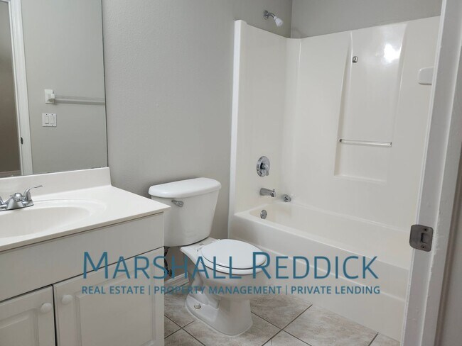 Building Photo - Super cute 2 bedroom 2 bath close to pine ...