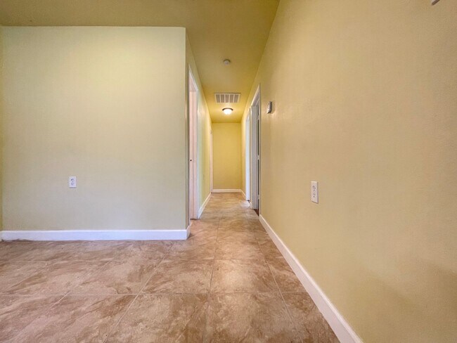 Building Photo - 3 bedroom Duplex by the Lake