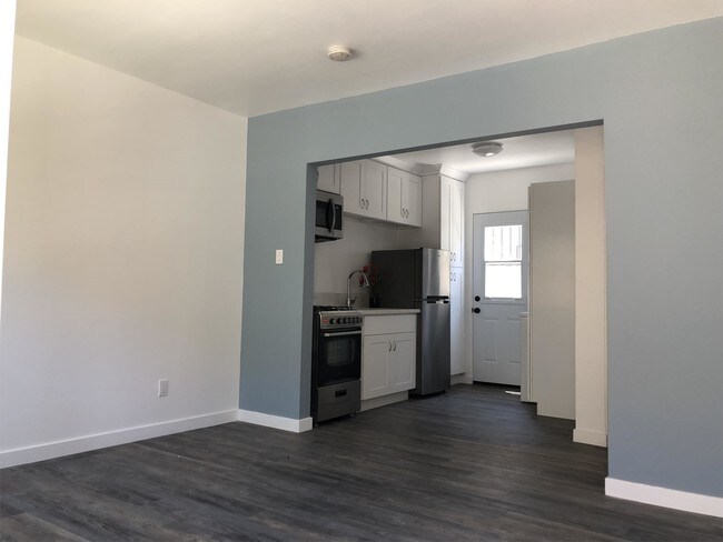 Building Photo - 526 Golden Ave