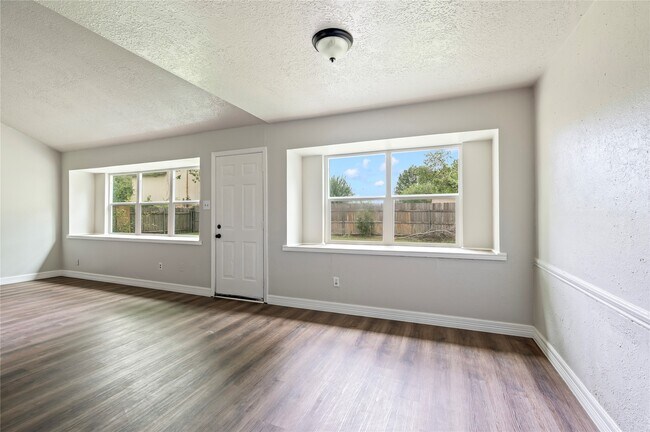 Building Photo - 15050 Blueridge Rd