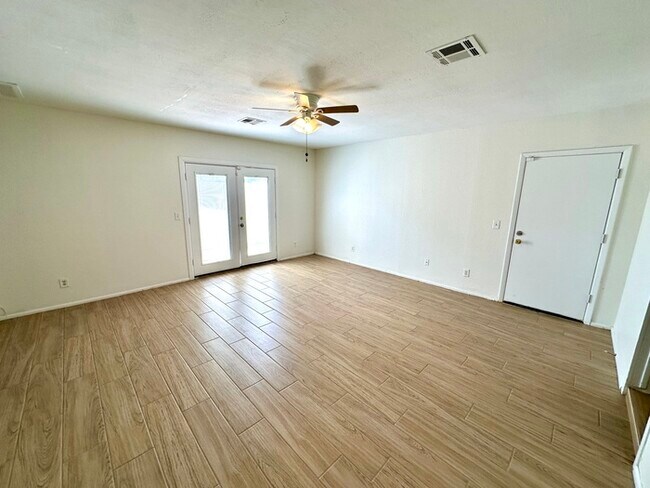 Building Photo - Nicely updated Marlette Estates home with pool, 3 beds, 2 baths.