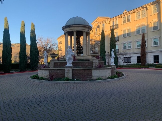 Building Photo - Move In Special: $250 Off First Month's Rent If Rented By 02/15/26! Luxurious Belvedere Condo Ava...