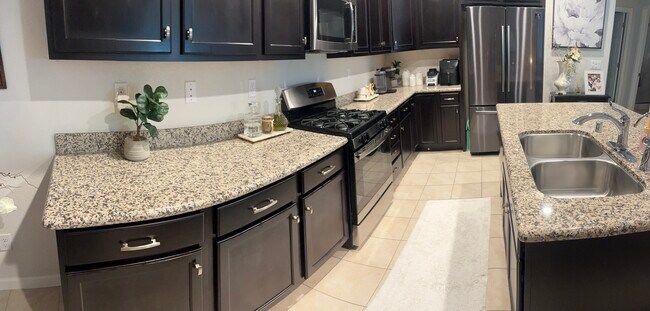 Building Photo - 1432 S Hart Dr