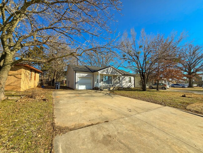 Building Photo - 3 Bedroom Home in Shawnee