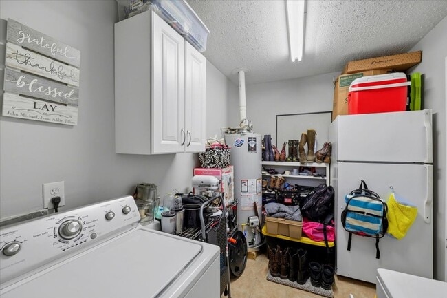 Building Photo - randon School District Home with access to a Lake, Walking Trails, and Pool