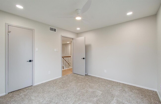 Building Photo - 2202 Briarview Dr