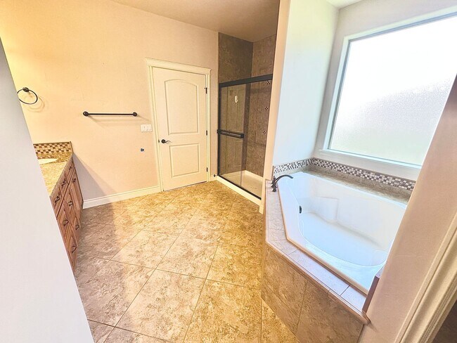 Building Photo - Spacious 4 Bedroom Home in Quiet Cul-de-Sa...