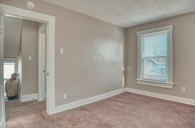 Building Photo - 921 Miller Ave