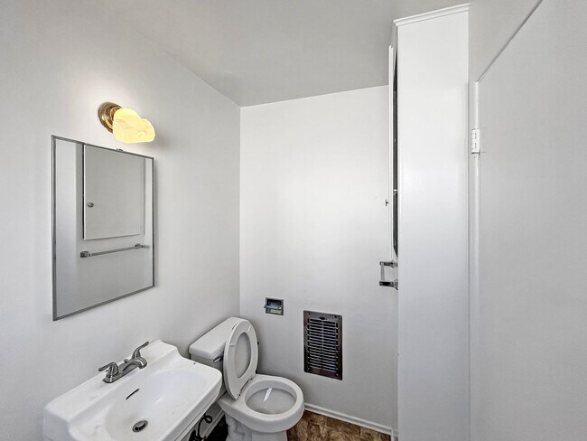 Building Photo - 1B 1BA Condo in University Heights w/ Rese...