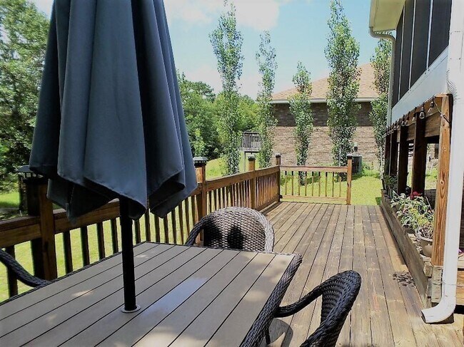 Building Photo - 211 Foxchase Way