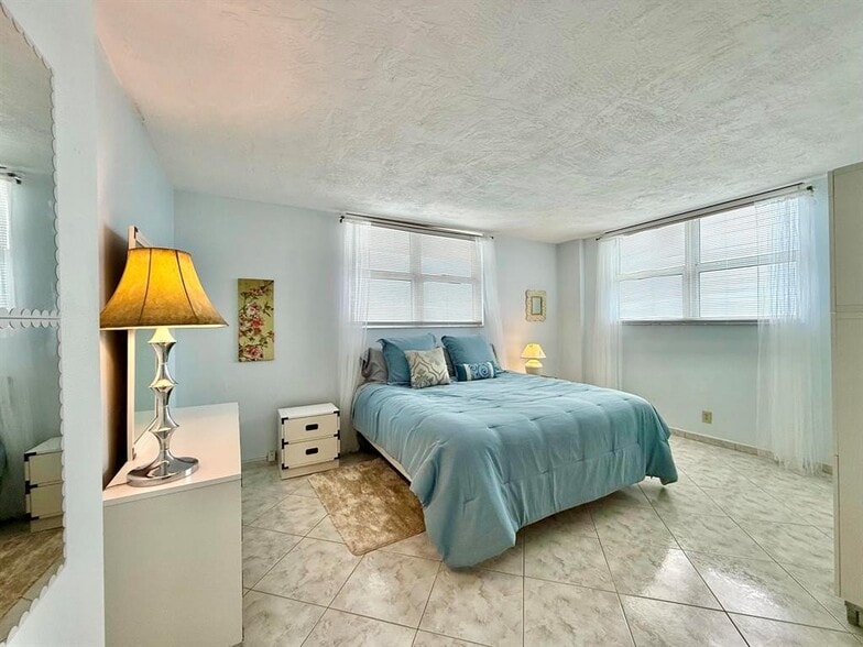 Building Photo - 4250 Galt Ocean Dr