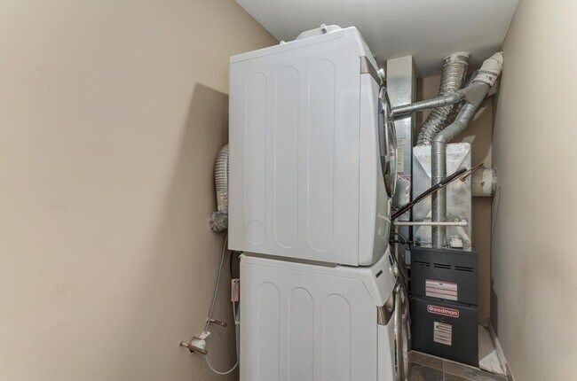 Building Photo - 3015 Kentshire Cir