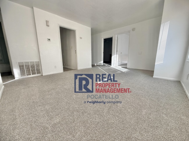 Building Photo - 5 bed 1.5 bath house - Pet Friendly