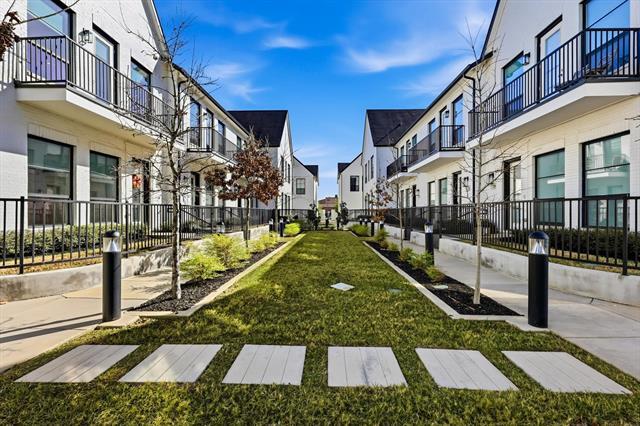 Building Photo - 129 Gdn Ct E