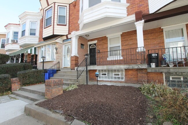 Building Photo - 124 W Pomona St