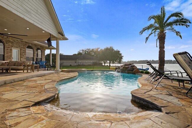 Building Photo - 14030 Shoreline Dr