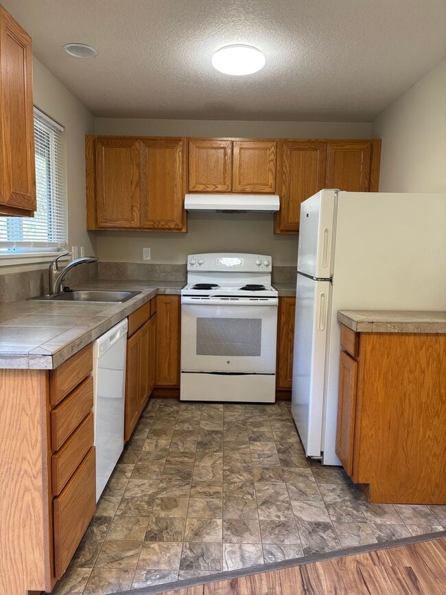 Building Photo - Located in a Desirable Area in Wilsonville 2 Bedroom Unit in a 4 Plex