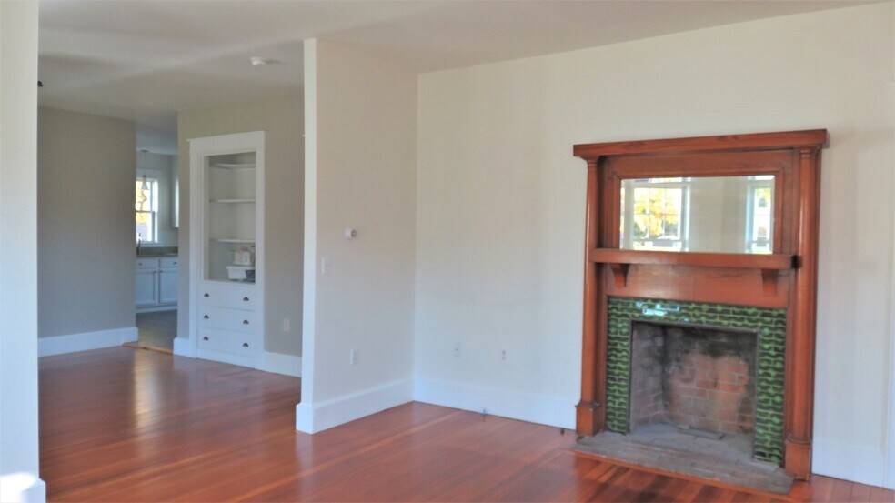 The original firelace does not work but offers a lovely room design element - 21 Courtland St