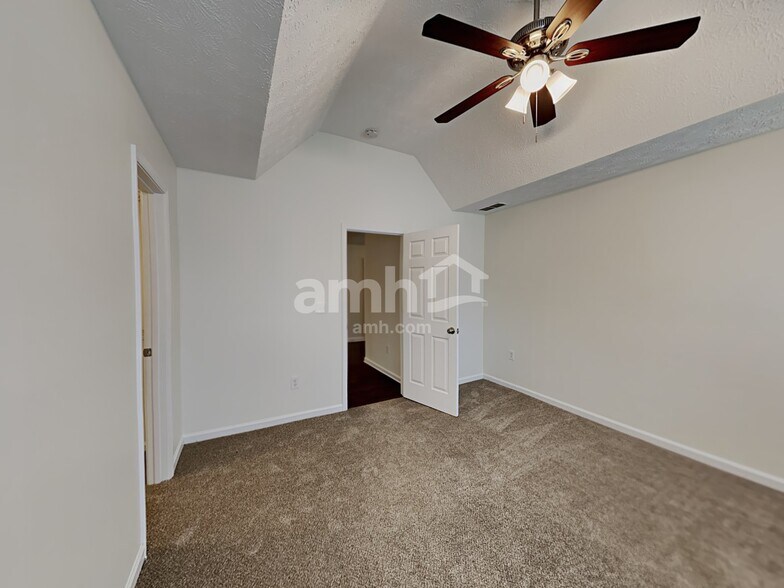 Building Photo - 149 Waters Edge Dr