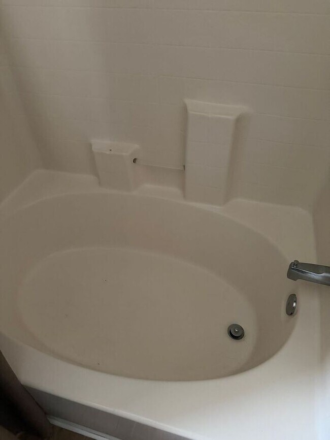 Building Photo - Maintenance Free Living 3 Bed/2.5 Bath