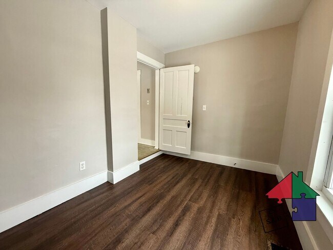 Building Photo - 32 Hall St