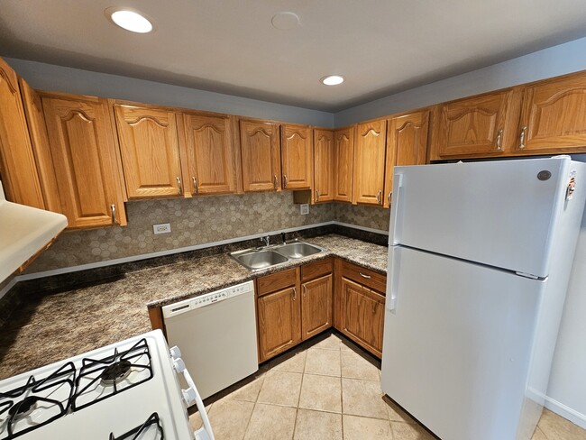 Building Photo - 829 Pondview Ct