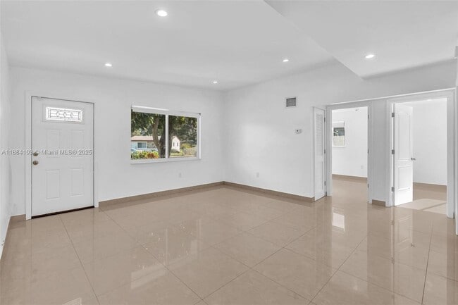 Building Photo - 5618 SW 36th St
