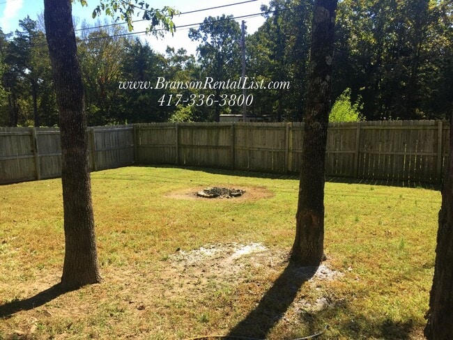 Building Photo - Large 5 Bedroom with lawn care and a community pool