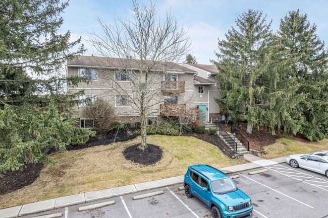 Building Photo - Welcome to your new condo in Walden Woods, located within the sought-after West Allegheny School ...